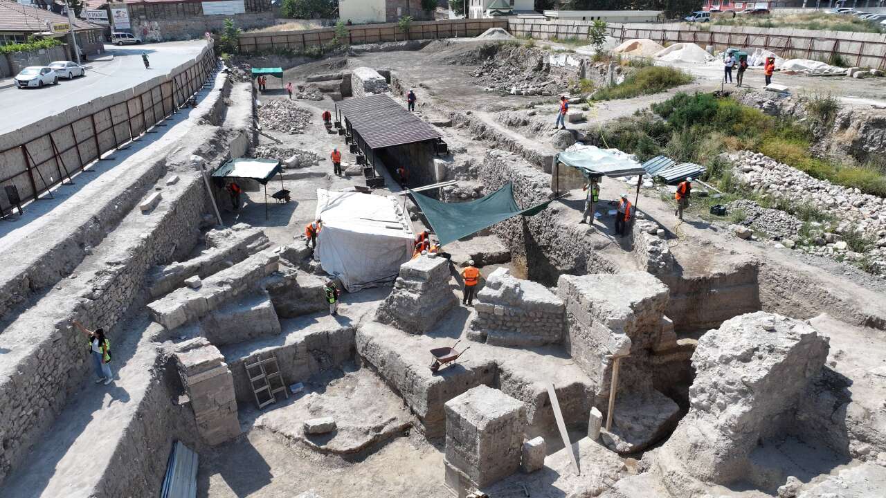 Konya’da yüzyıllardır aranan tarihi kapı bulundu! Selçuklu surları gün yüzüne çıktı 9